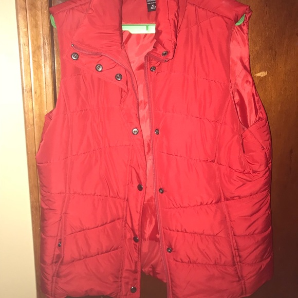 Red vest - Picture 1 of 3